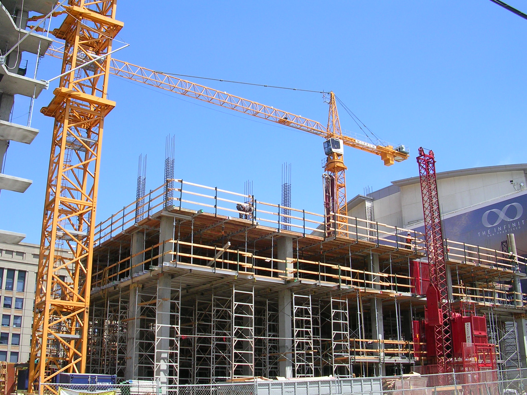 The_crane_and_the_Main_Street_midrise_on_the_Infinity_(300_Spear_Street)_construction_site,_SF